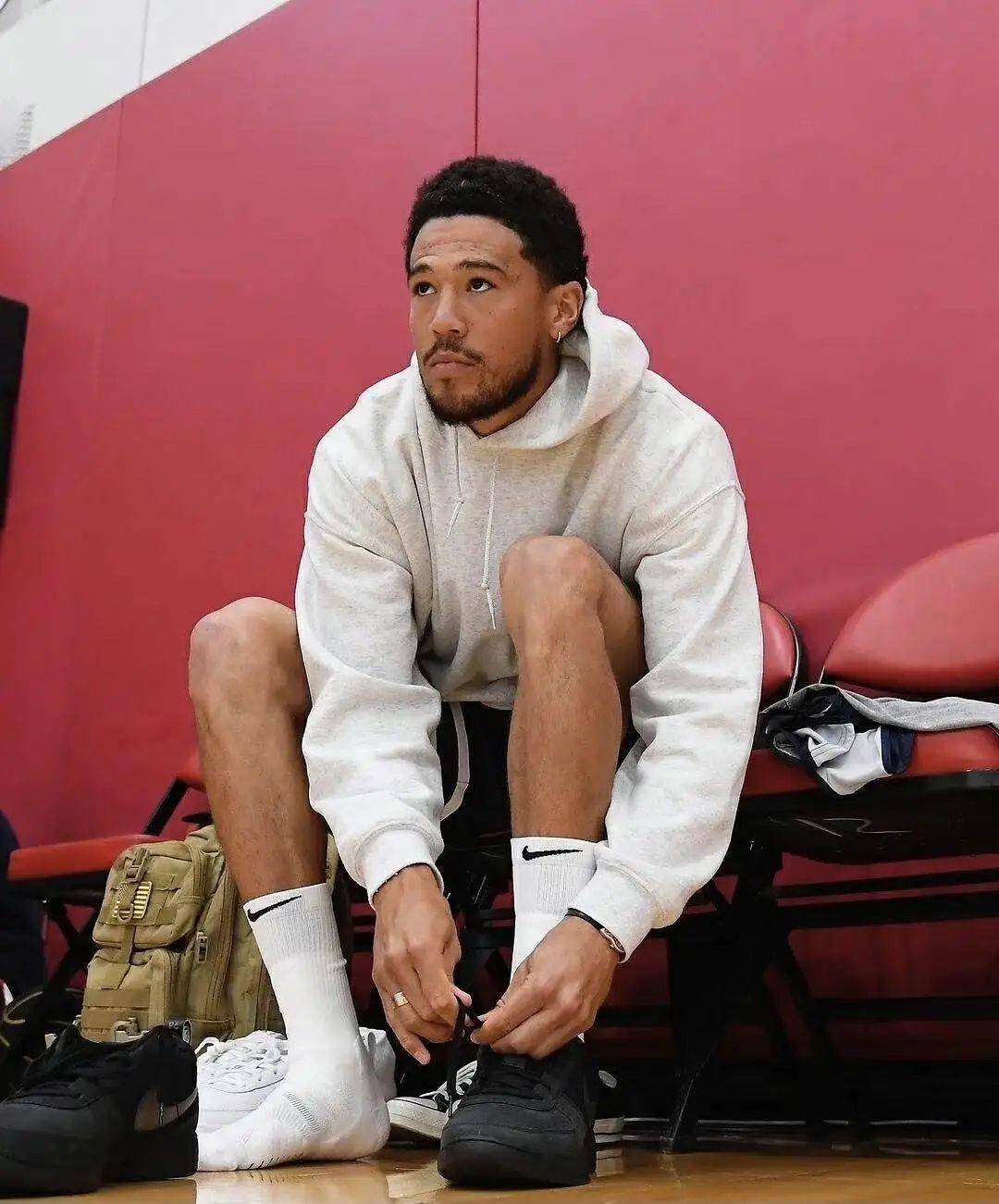 港队主场战新加坡，新加坡球员伤退时担架工作人员忍不住庆祝（港队主场迎战新加坡，新加坡球员伤退之际担架员忍不住欢呼）