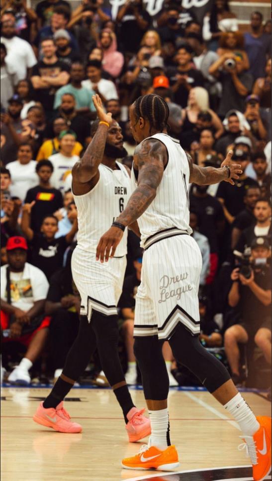 阿姆斯特丹市长：已对阿贾克斯球场燃放烟花一事展开调查（阿姆斯特丹市长宣布启动对阿贾克斯球场烟花事件的调查）