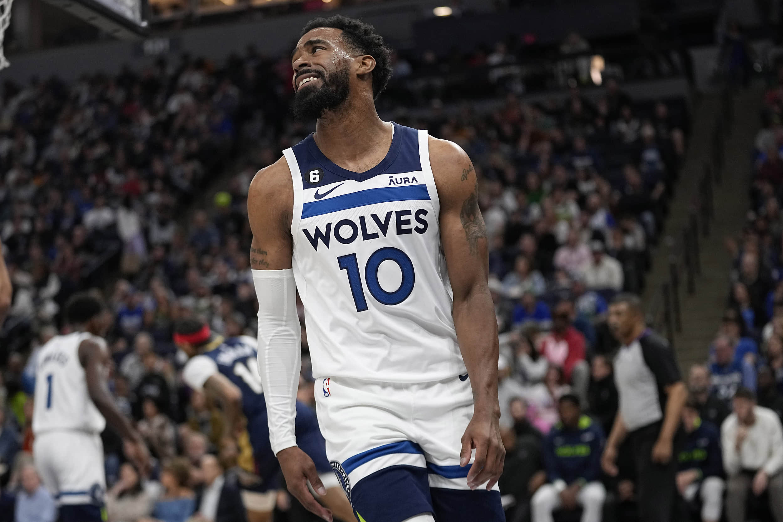 夺冠功臣！莱奥轰入21球，成鹿岛近17年来首位日职联金靴（莱奥轰入21球助队夺冠，加冕鹿岛近17年来首位J联赛金靴）