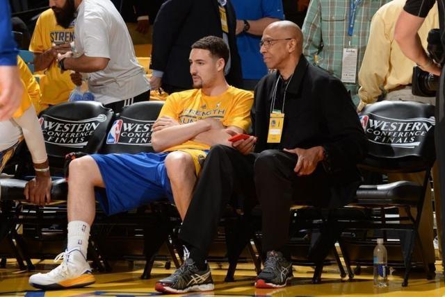 记者：卡马文加左脚踝轻微扭伤，将于周六接受进一步检查（记者称卡马文加左脚踝轻度扭伤，周六将接受进一步检查）