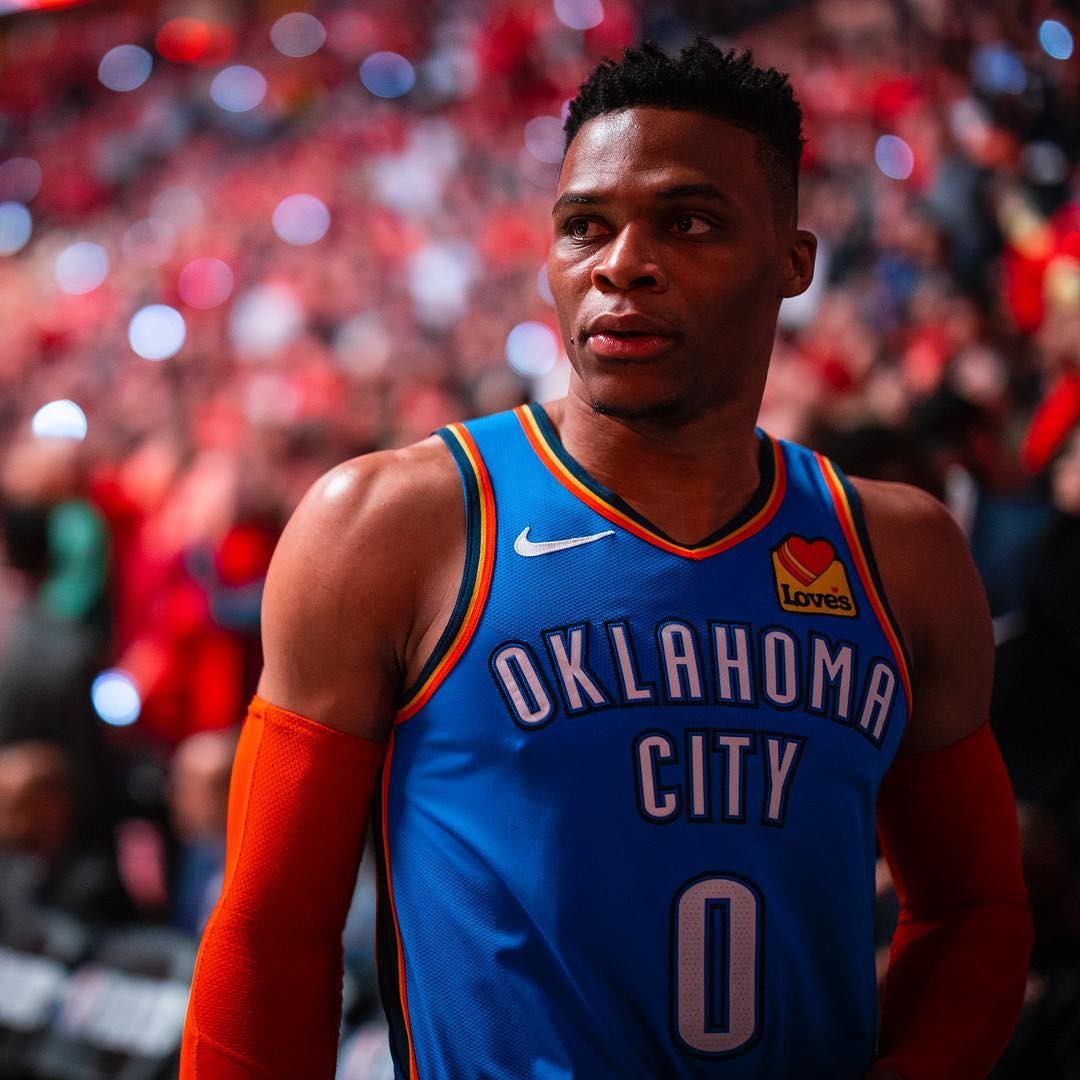 人盯人战术，一段萨利巴紧逼凯恩的短视频走红网络（萨利巴全程盯防凯恩：短视频引爆全网）